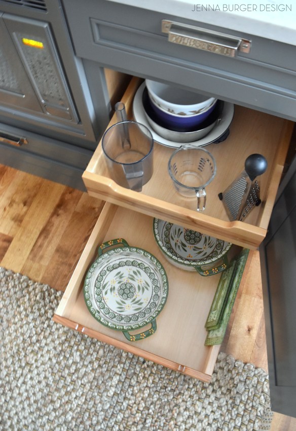 Roll-out drawers in the base cabinet