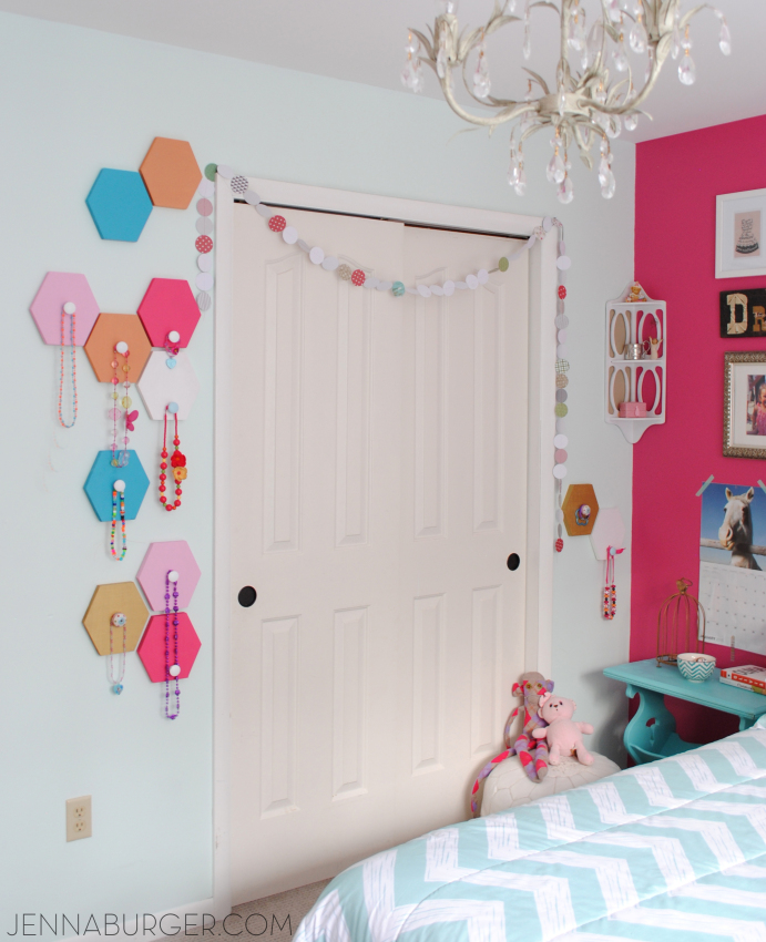 Jenna Burger Design HOME TOUR! Filled with attainable + approachable design solutions and DIY creations, this classic-eclectic home uses color and texture in the most interesting and inviting way. You won't want to miss it! www.JennaBurger.com